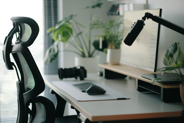 How to Choose a Comfortable Desk Chair That Supports You All Day